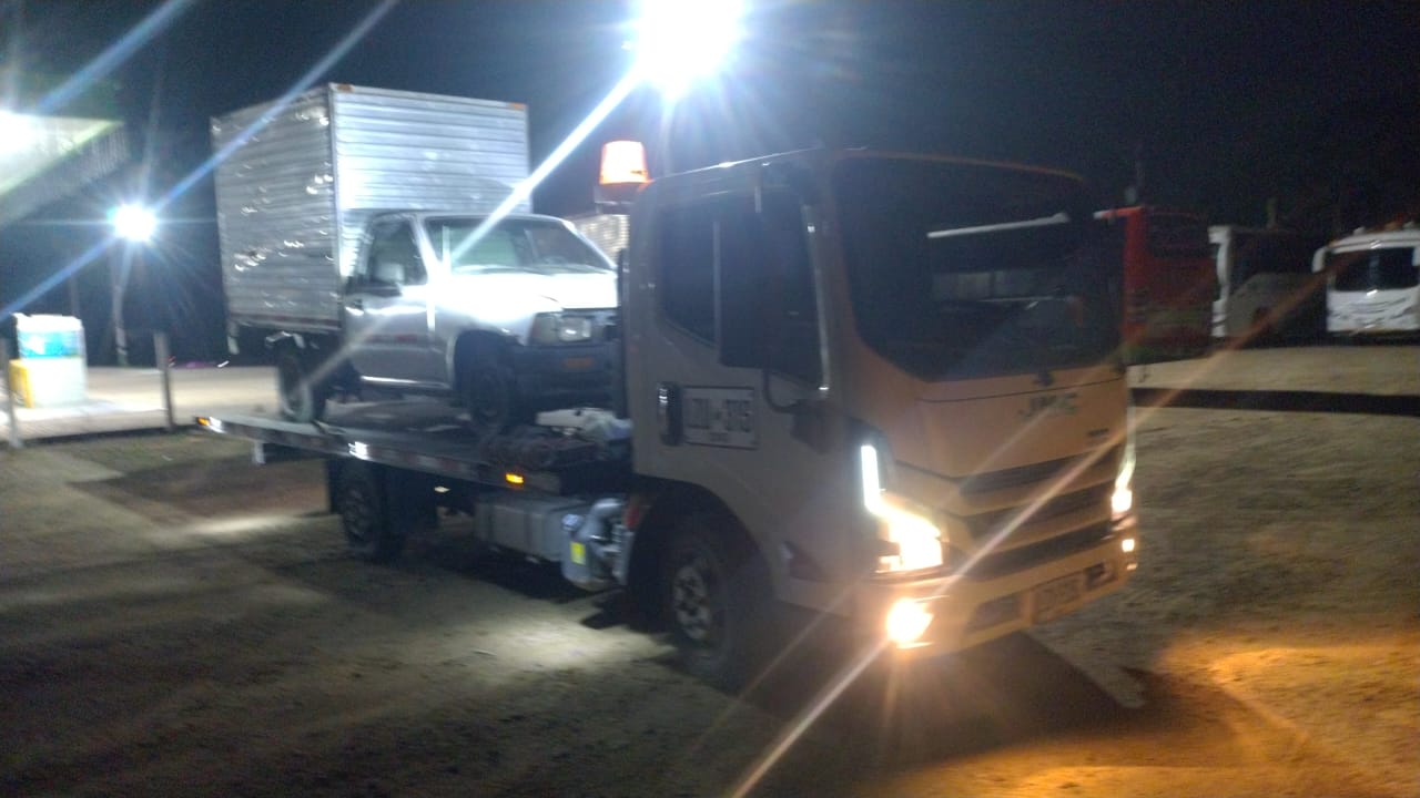 Grúa especializada realizando remolque seguro