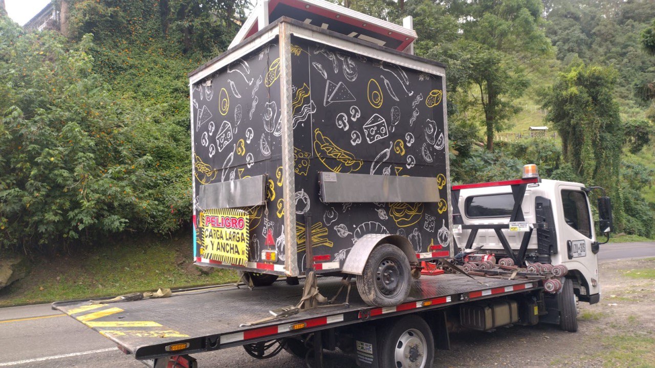 Grúa especializada en Cajicá realizando remolque seguro