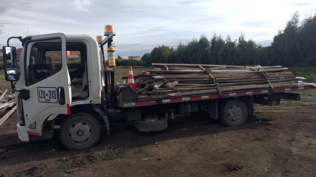 Operación de grúa en Chía con equipo especializado