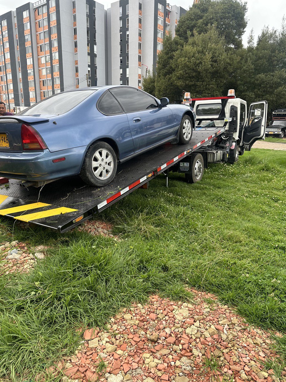 Personal experto operando grúa en Sabana Norte